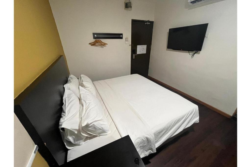 Capital O 91074 Grand World Hotel
