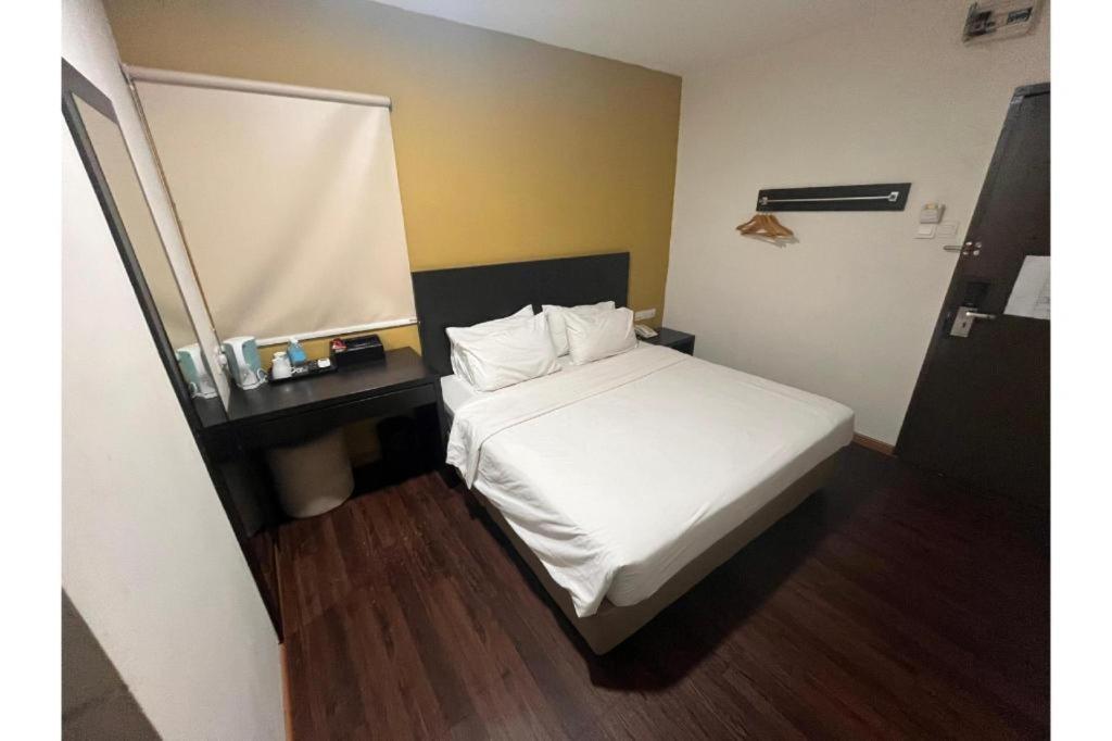 Capital O 91074 Grand World Hotel 2*