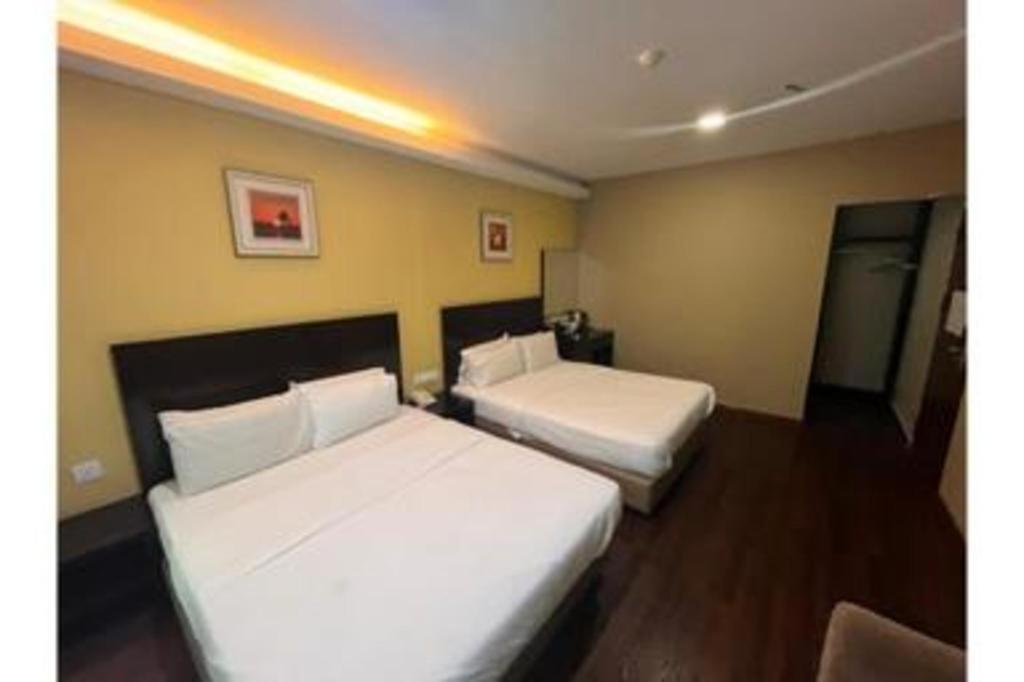 Capital O 91074 Grand World Hotel