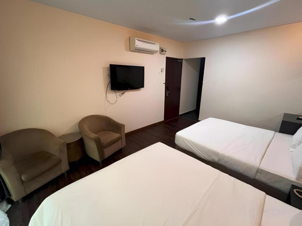 Capital O 91074 Grand World Hotel