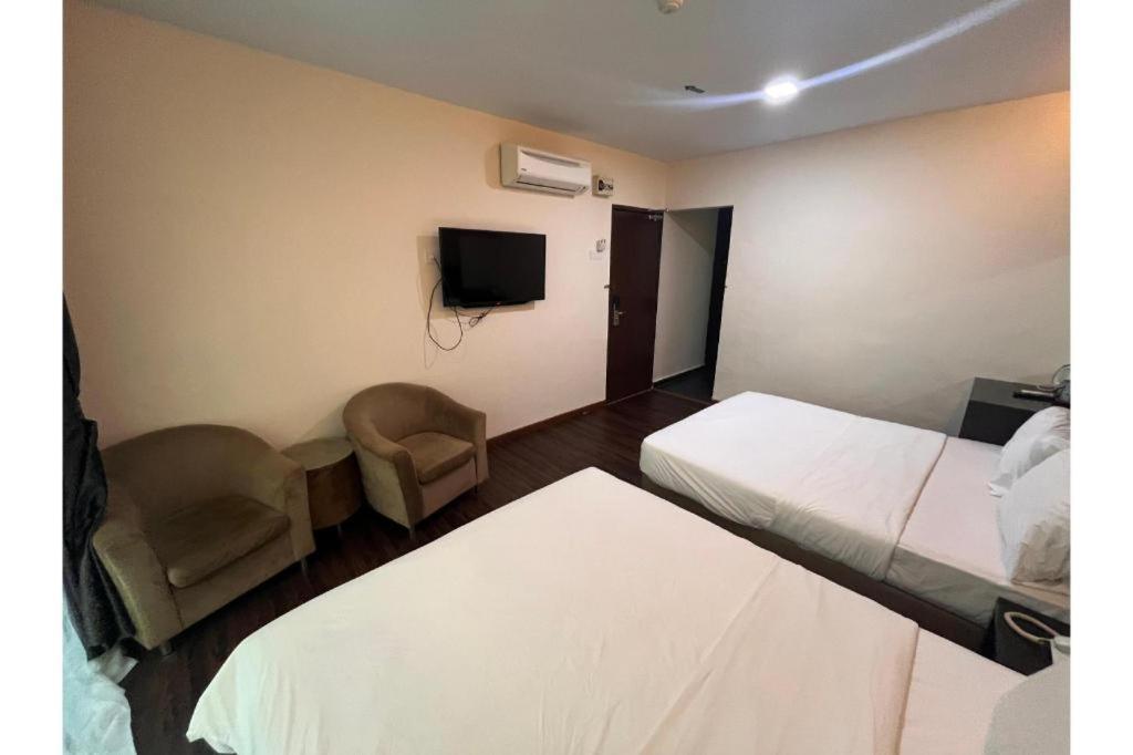 Capital O 91074 Grand World Hotel 2*