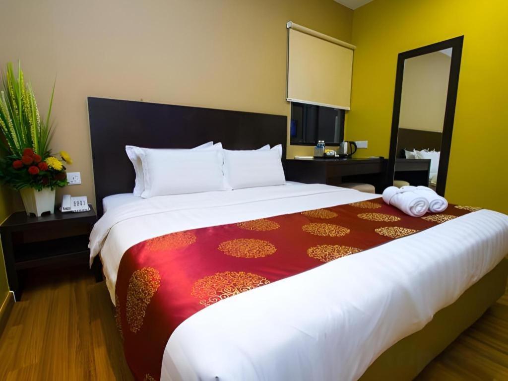 Capital O 91074 Grand World Hotel