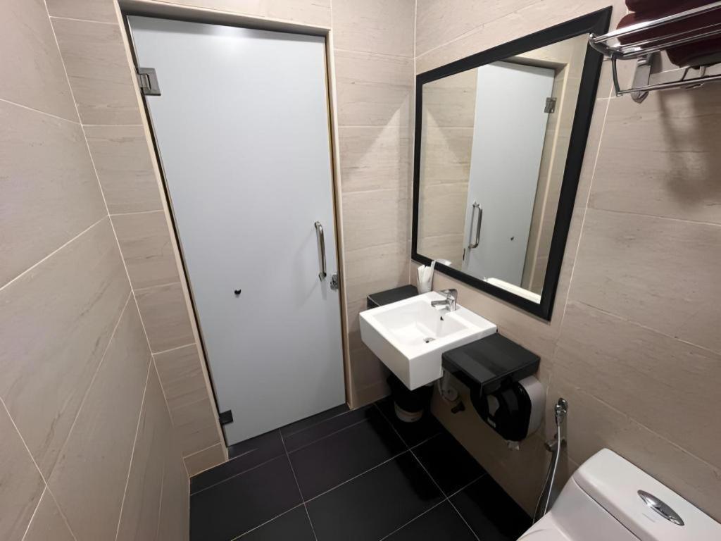 Capital O 91074 Grand World Hotel